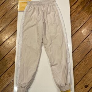 Nike Women's Sportswear Mid-Rise UV Protection Oversized Joggers (beige)